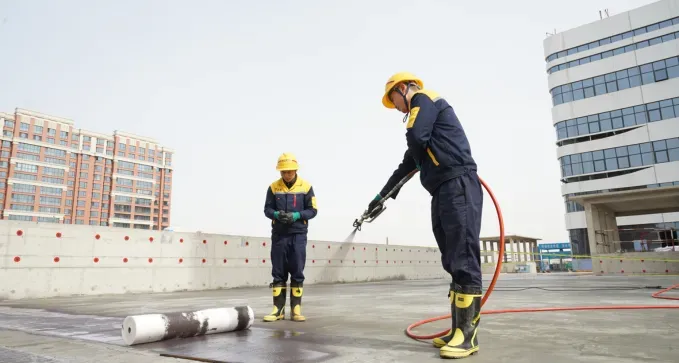 Sin duda alguna, hay una gran cantidad de materiales impermeabilizantes disponibles en toda la región de Albacete. Pero nosotros te ofreceremos la posibilidad de elegir entre los de mejor calidad, además de adaptarse a las necesidades de tu propiedad. Esto quiere decir que los materiales de impermeabilización de terrazas que te recomendaremos responderán de forma perfecta a las condiciones de la superficie de tu propiedad. Por eso debes llamarnos al (967)960-097 y permitirnos darte una asesoría profesional para seleccionar un material excelente, de alta calidad y que te de los acabados que estás buscando. impermeabilización de terrazas con tela asfáltica a bajo coste en Albacete